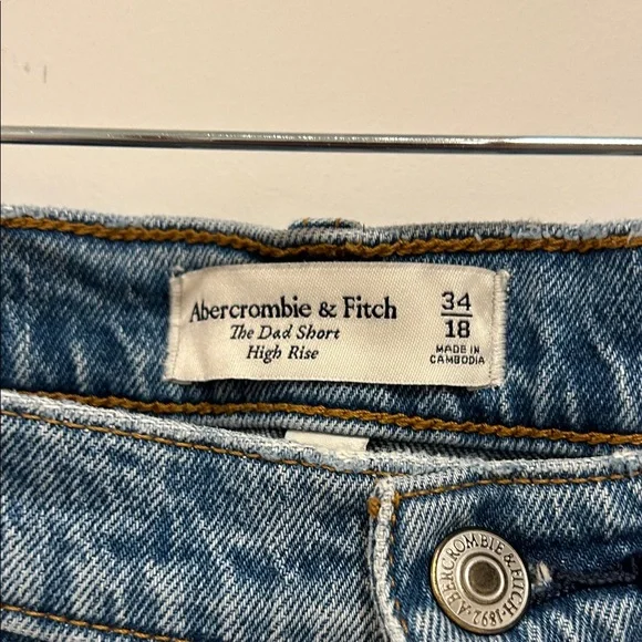 Abercrombie & Fitch Light Wash Raw-Hem High-Rise Curve Love Denim Dad Shorts - Picture 3 of 4